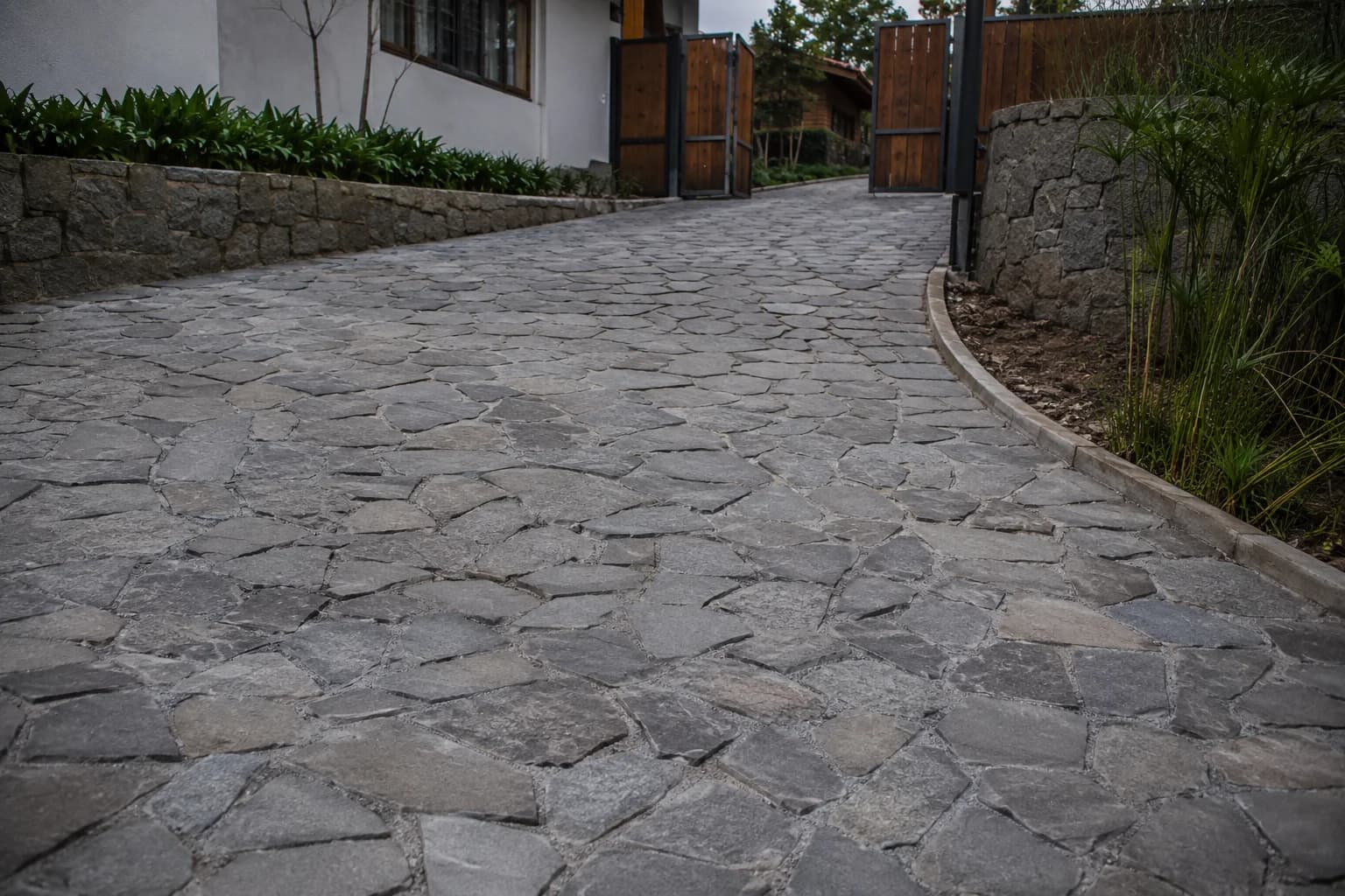 Pavimentação com pedras irregulares de basalto