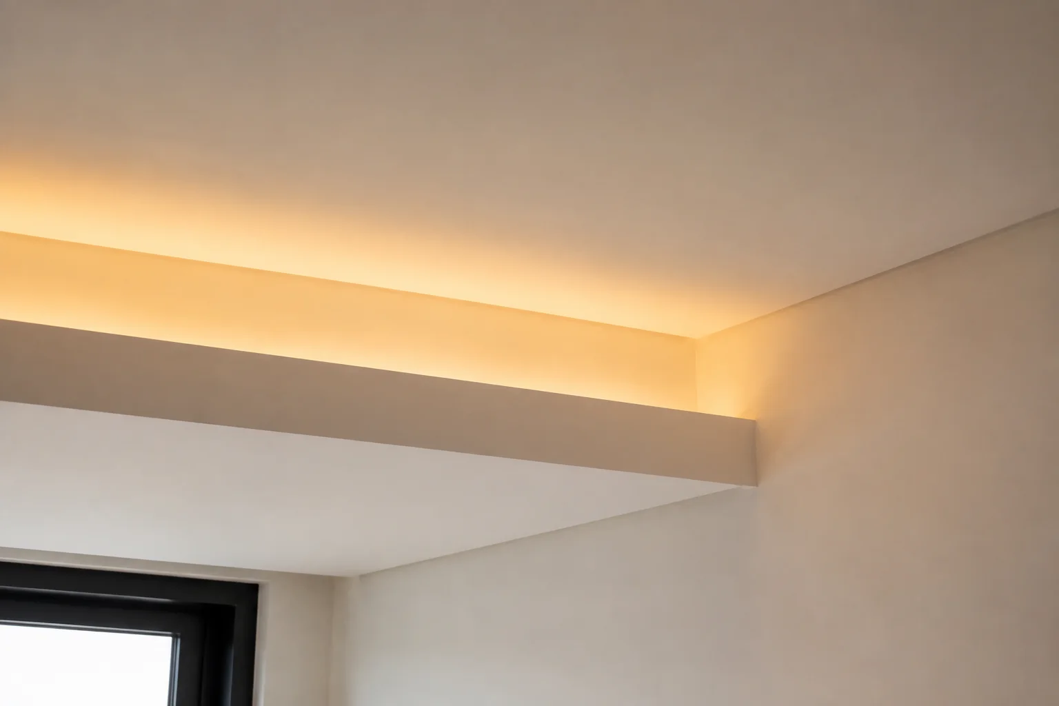 Detalhe de sanca em gesso com iluminação indireta